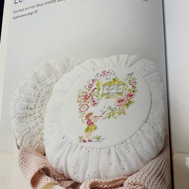 クロスステッチ刺繍本/フランス Fêtes et régions de France クロスステッチ フランス（2019年）