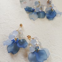 あじさいブルーの花びらピアス