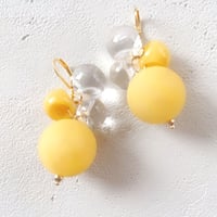 レモンイエローのころん揺れピアス