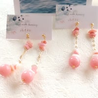 珊瑚ピンクの優しい揺れピアス