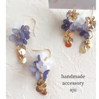 くすみブルーのお花揺れピアス