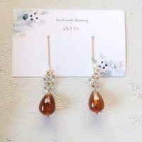 ちゅるんブラウンのしずくビーズが可愛い揺れピアス