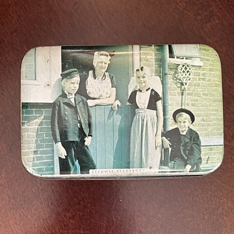 Vintage tin ECHTE ZEEUWSE ROOMBOTER BABBLAARS オランダの古いキャンディの空缶 蓋付きの小さな缶