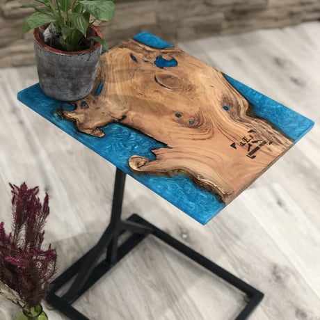 【在庫一掃セール開始】ケヤキの耳付き板を使用したサイドテーブル 在庫一掃セール開始】ケヤキの耳付き板を使用したサイドテーブル