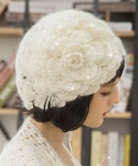 スパンコール　花柄　ニット帽　白
