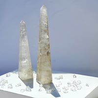 スモーキークォーツ オベリスク　写真右側