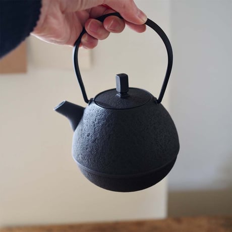 鉄瓶 Egg／空間鋳造