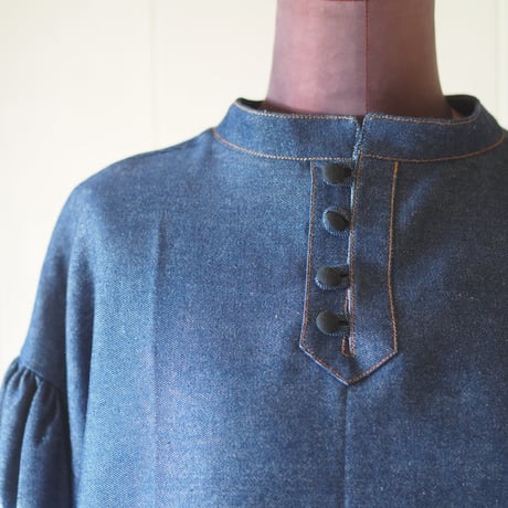 Tack cuffs denime hi-neck/volumesleeves blouse
