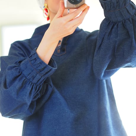 Tack cuffs denime hi-neck/volumesleeves blouse