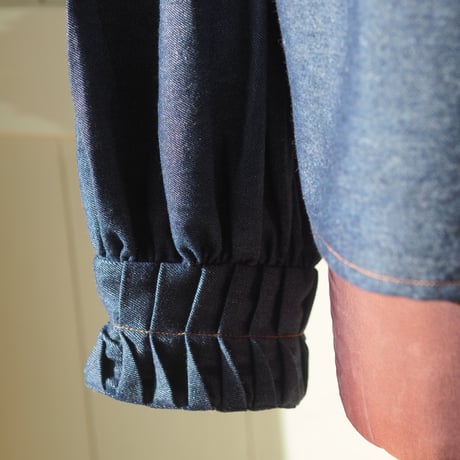 Tack cuffs denime hi-neck/volumesleeves blouse