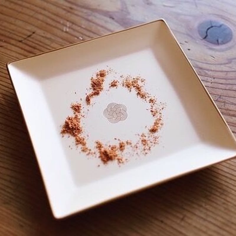 伊勢神宮・杉の木製銘々皿 伊勢神宮に受け継がれてきた、 古くて