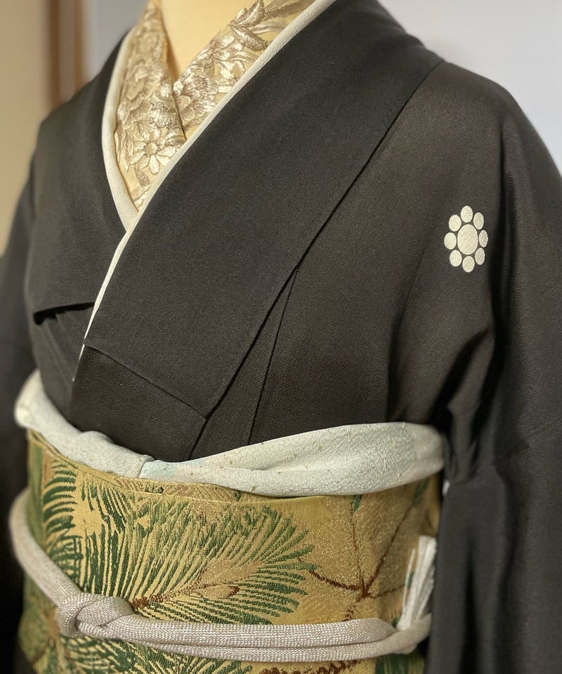 100年もの大王松に青海波 アンティーク黒留袖×同柄帯一式