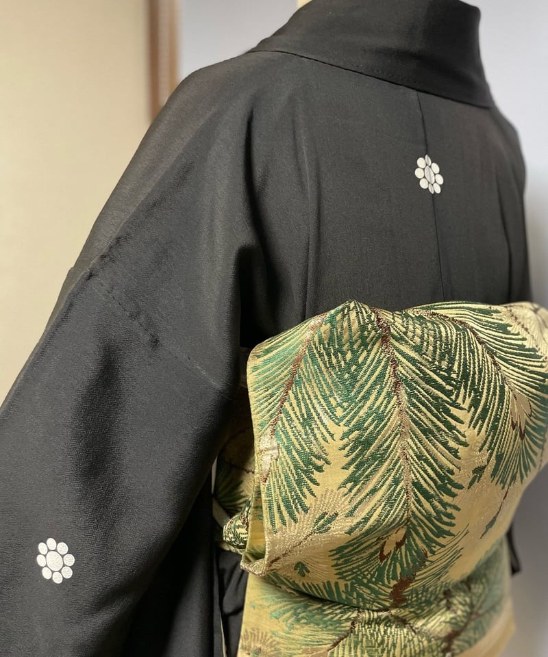 100年もの大王松に青海波 アンティーク黒留袖×同柄帯一式