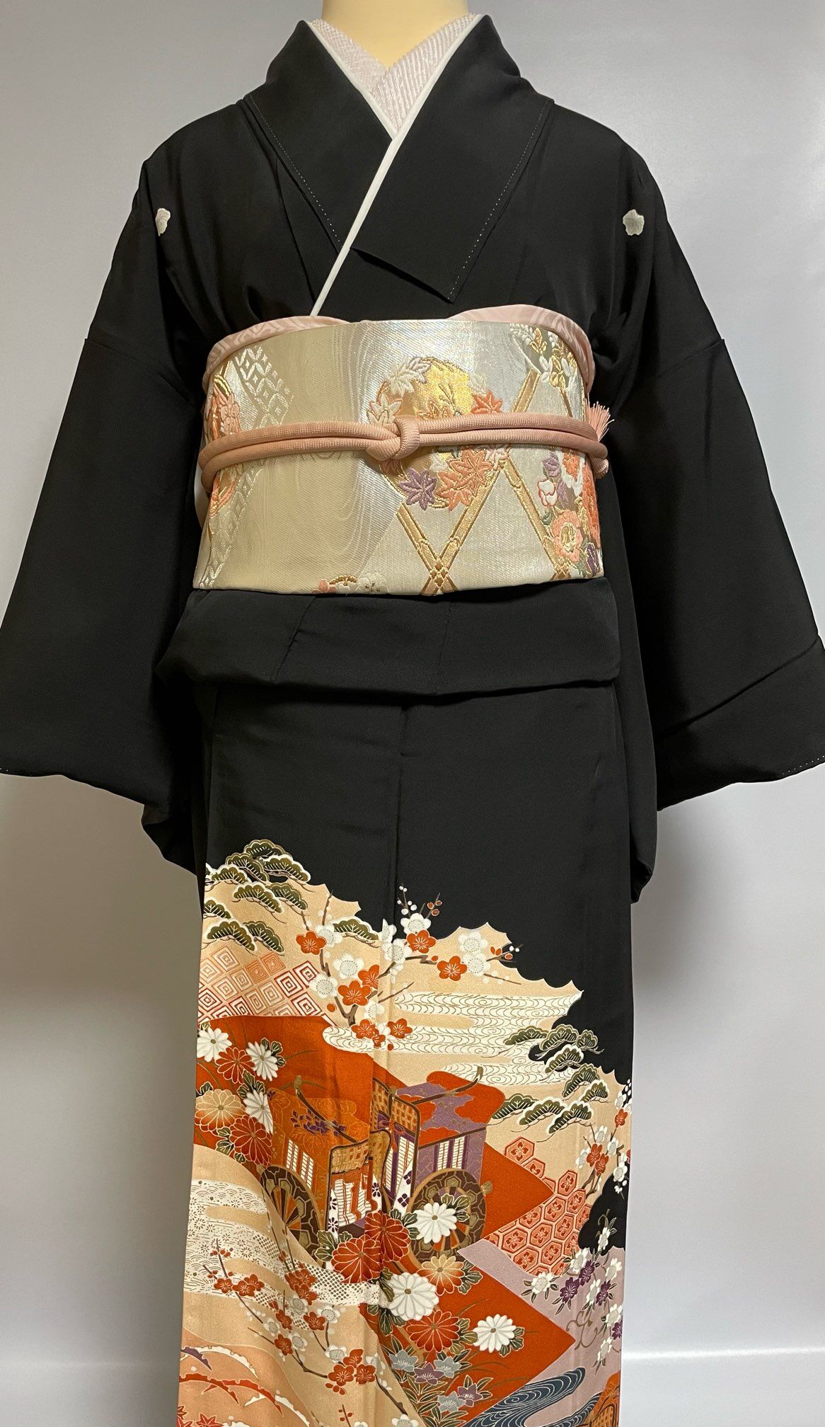 正絹黒留袖　雪輪御所車飛鶴花文　金彩　④( 訪問着、紬、袋帯なども出品) 正絹黒留袖 雪輪御所車飛鶴花文 金彩 ④( 訪問着、紬、袋帯など