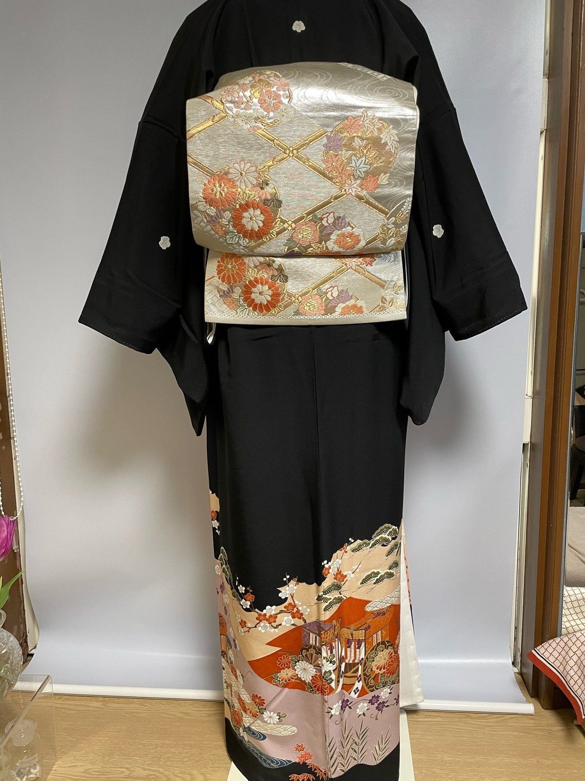 ◆K1420◆アンティーク着物　羽織り　黒羽織　黒地に四季花車　正絹縮緬 ◇K1420◇アンティーク着物羽織り黒羽織黒地に四季花車正絹縮緬