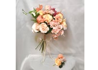 クラッチブーケとブートニア デンファレ、カサブランカ | Dar flores