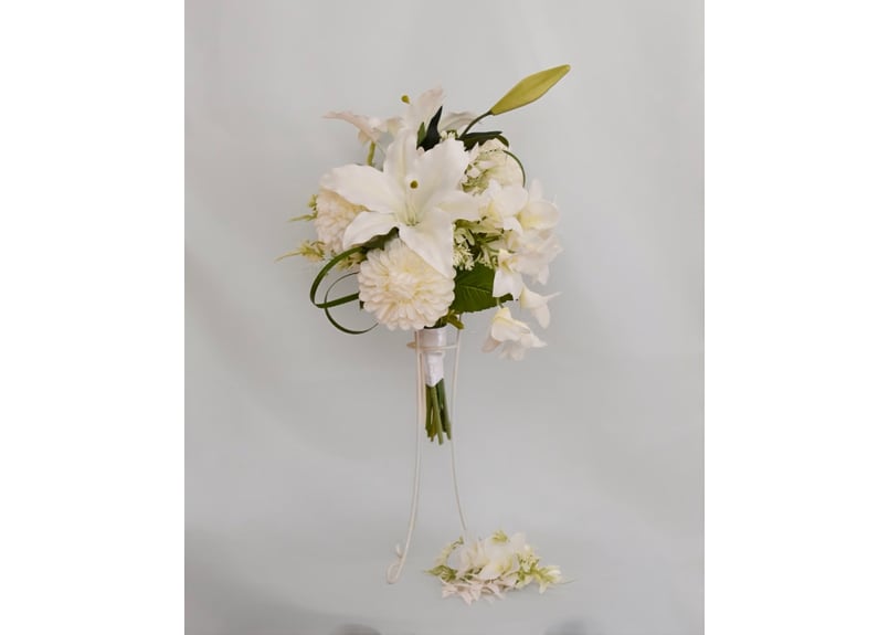 クラッチブーケとブートニア デンファレ、カサブランカ | Dar flores