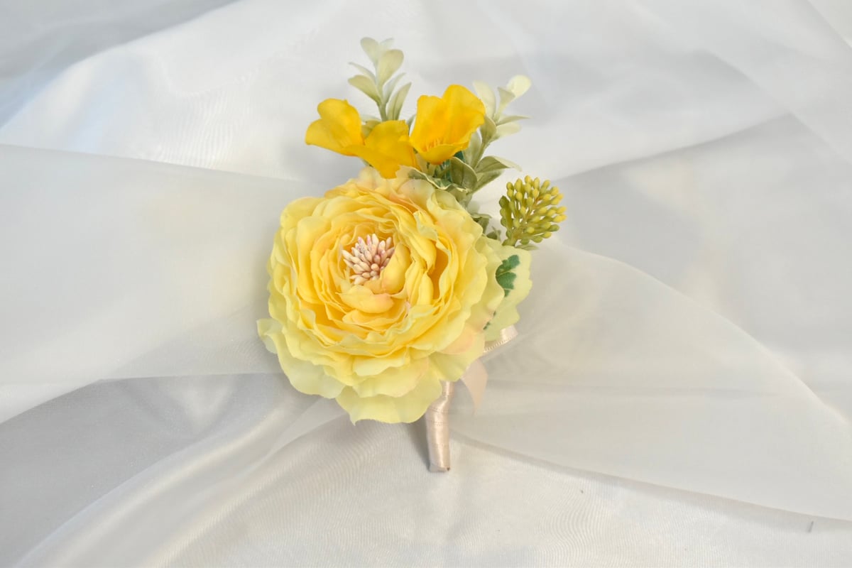 ブーケとブートニア ラナンキュラス 黄色 | Dar flores