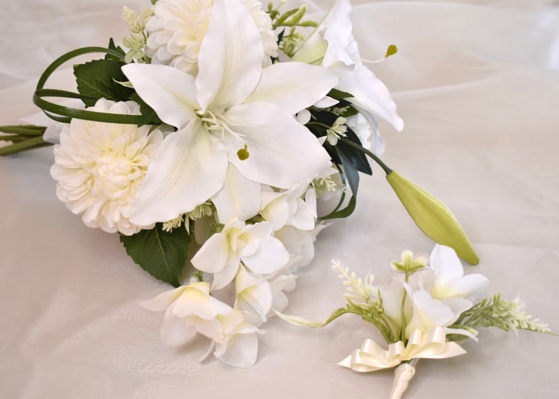 アートフラワーブーケカサブランカとブートニア ブーケとブートニア デンファレ、カサブランカ | Dar flores