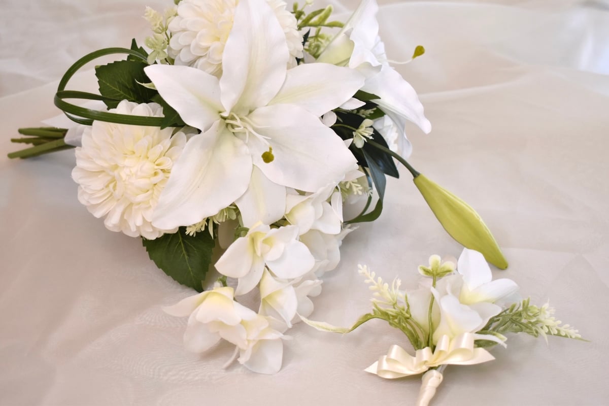 アートフラワーブーケカサブランカとブートニア カサブランカと藤のキャスケードブーケ〈ブートニア付き