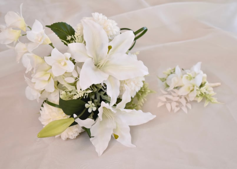 クラッチブーケとブートニア デンファレ、カサブランカ | Dar flores