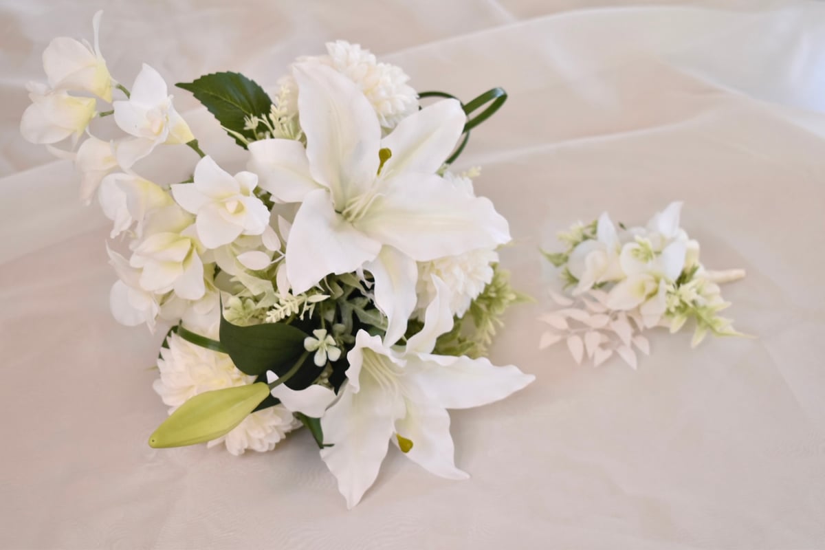 ブーケとブートニア デンファレ、カサブランカ | Dar flores