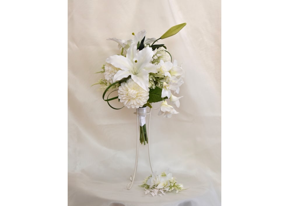 アートフラワーブーケカサブランカとブートニア fit=scale-down,w=1200