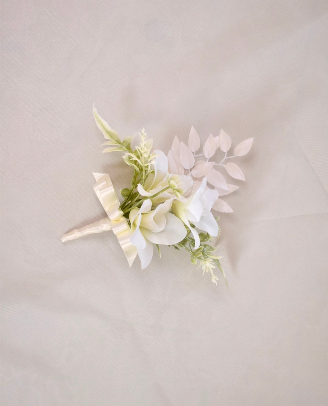 アートフラワーブーケカサブランカとブートニア fit=scale-down,w=1200