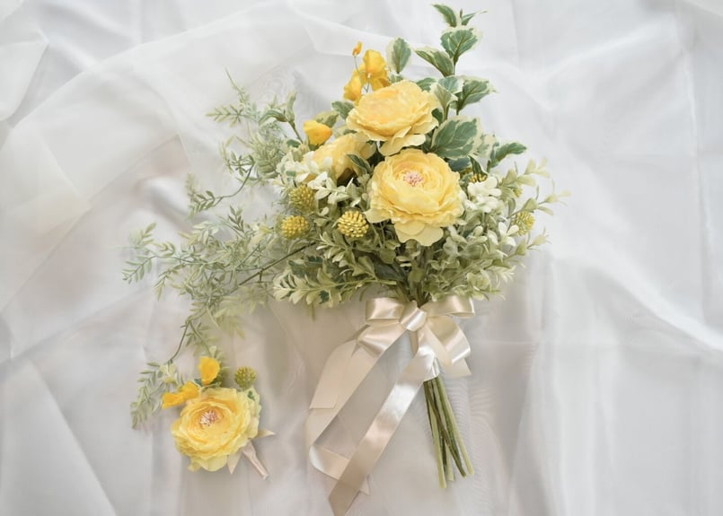 ブーケとブートニア ラナンキュラス 黄色 | Dar flores