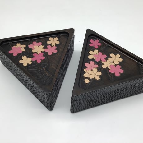 弁当箱(17×17×14)　桜木付き　二段蓋二枚