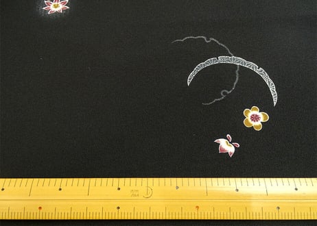 受注生産　洗える着物の仕立て付き ポリエステル 黒地に雪輪取りと小花柄 バチ衿単衣仕立て 反物・仕立て代込み 単衣ハイテク仕立て オーダーサイズ