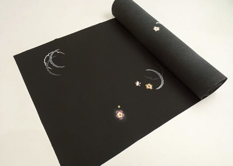 受注生産　洗える着物の仕立て付き ポリエステル 黒地に雪輪取りと小花柄 バチ衿単衣仕立て 反物・仕立て代込み 単衣ハイテク仕立て オーダーサイズ