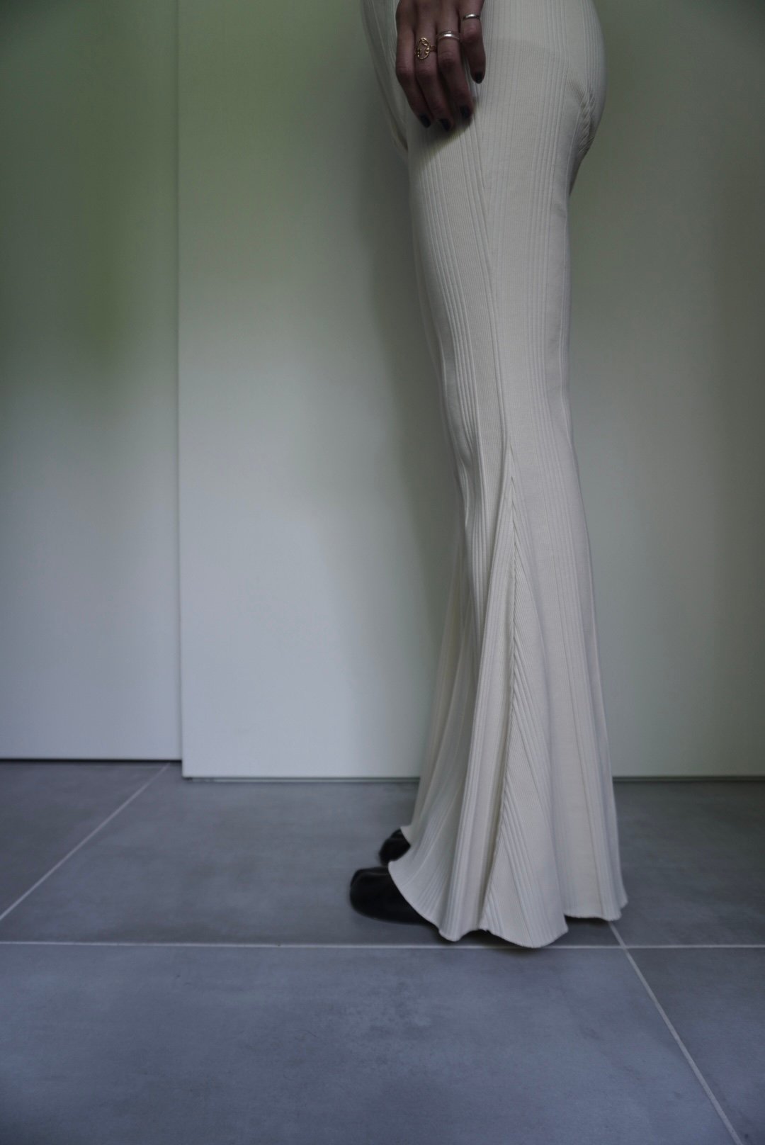 NO.32 RANDOM RIBS BELL PANTS | MUUET｜カジュアルパンツ