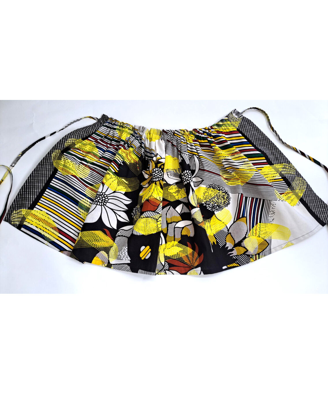 エプロンフラワードレス（レモンイエローxブラックxマルチ） | attamica