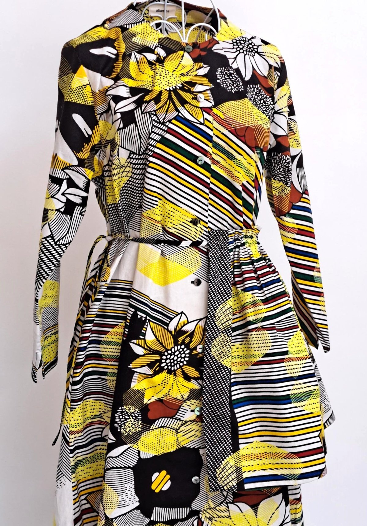 エプロンフラワードレス（レモンイエローxブラックxマルチ） | attamica