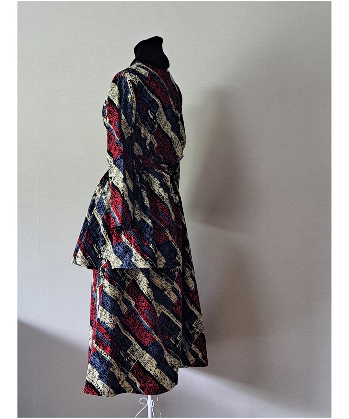 エプロンフラワードレス（オフホワイトxサックスブルーxレッド