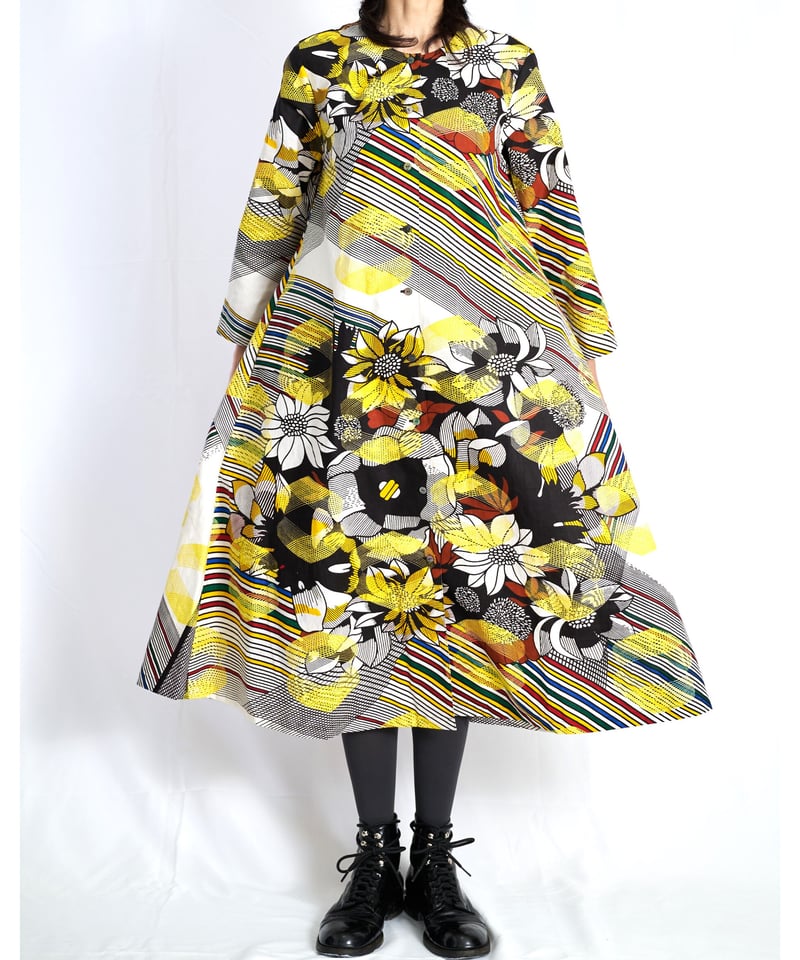 お花モチーフ エプロンドレス エプロンフラワードレス（レモンイエローxブラックxマルチ） | attamica