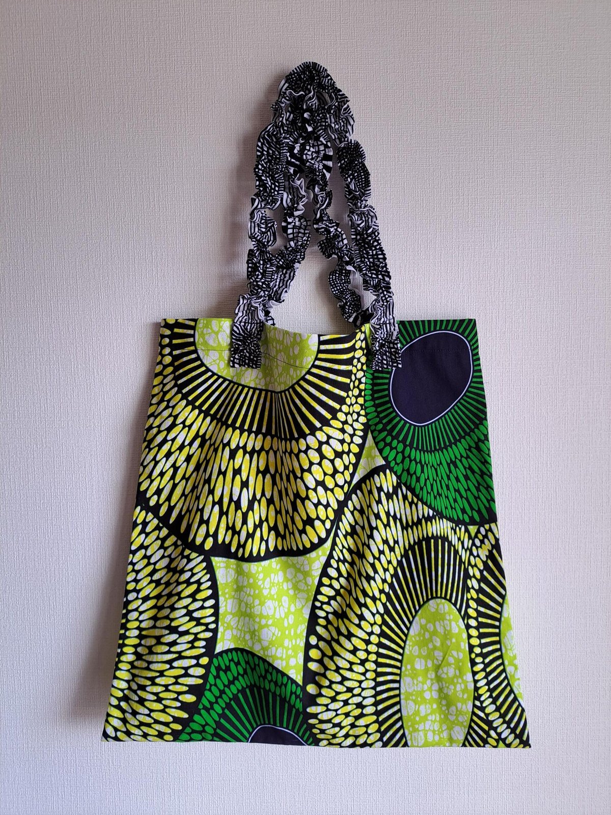 手編みトートバッグ　ウサギ　カーネーションの 花 手編みトートバッグ ウサギ カーネーションの 花 手編みトートバッグ