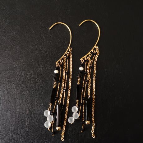 black×gold ear cuff