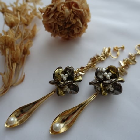 Flower spoon earring