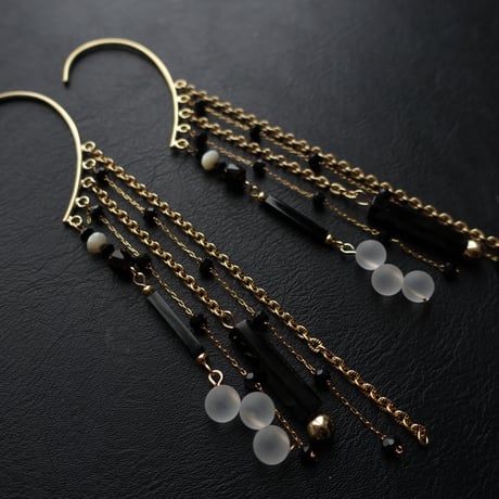 black×gold ear cuff