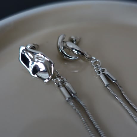 asymmetry silver chain pierce
