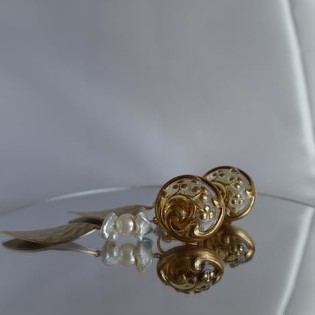 【予約可能】Czech glass button earring(1)