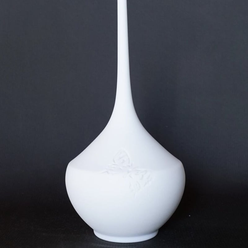 九谷焼〜白磁「粋」焼締 蝶図彫り | 花坂ロクロ工房ワタル