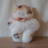 ぺったんこ　三毛猫