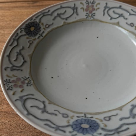 皐月窯　7.5寸縁付皿 色絵花 さ12A（直径約22.5cm)