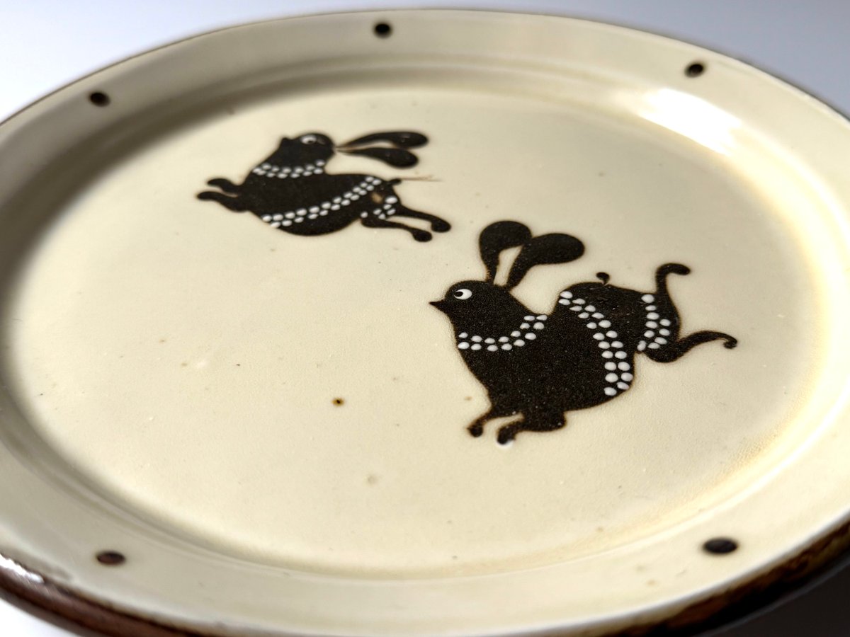 小島鉄平　てつ工房　ウサギ柄の超大皿 Amazon.co.jp: 小島鉄平 てつ工房 ウサギ柄の超大皿44㎝長崎