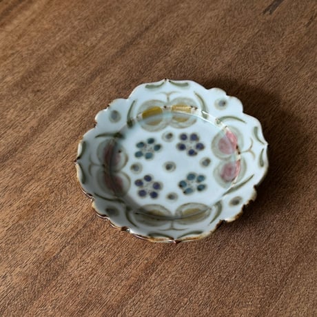 皐月窯　4寸輪花リム皿 赤砥化粧ちょうちらし さ3B（直径約12cm)