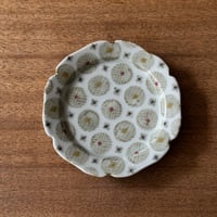 皐月窯　5寸輪花リム皿 赤砥化粧花 さ5A（直径約15.5cm)