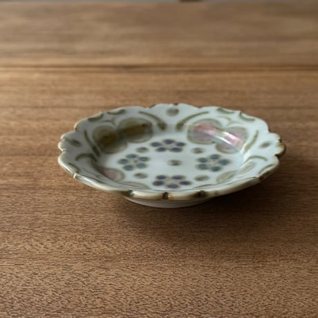 皐月窯　4寸輪花リム皿 赤砥化粧ちょうちらし さ3A（直径約12cm)